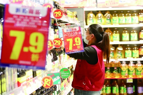 12月16日,高密市一家超市的工作人员在整理货品 新华社发